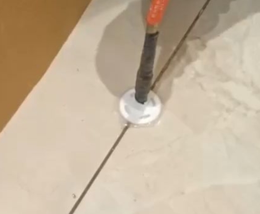 江口瓷砖空鼓维修公司专业解答瓷砖在铺贴过程中，如果没有涂抹均匀到位的粘结材料（如水泥砂浆或瓷砖胶），可能会导致以下问题